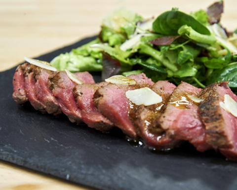 Tagliata sur un petit mesclun de saison .jpeg