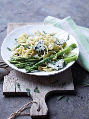 Tagliatelles aux asperges vertes et à la sauce roquefort .jpeg