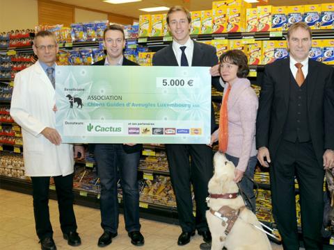 acte_48_pressephoto-cheque-pour-lassoc-chiens-pour-aveugles.jpg