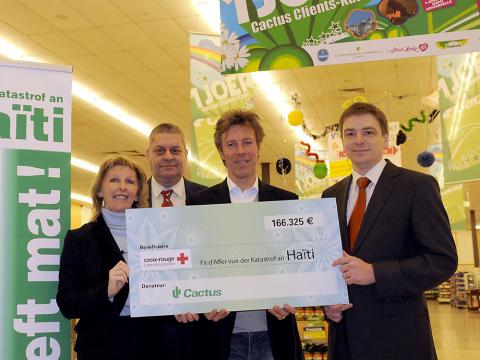 acte_67_remise-cheque-avec-laurent-schonckert-karin-putz-jacques-hansen-directeur-de-la-croix-rouge.jpg
